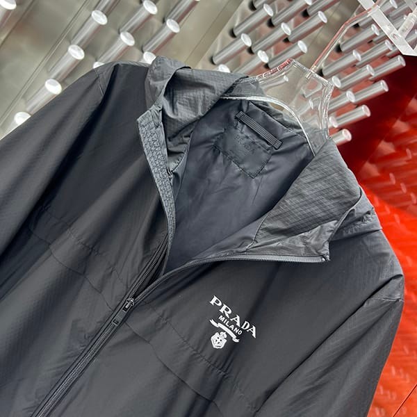人気No1プラダ n級品 Re-Nylon ウィンドブレーカー ジャケット puy15322